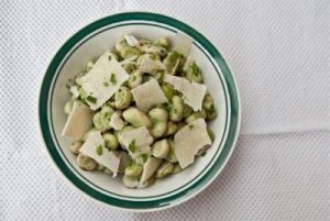 Lire la suite à propos de l’article Salade de fèves et pecorino